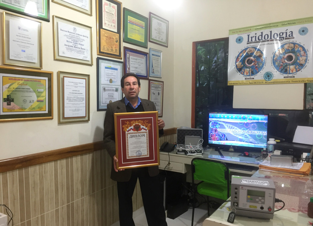 Dr Hernan Candia Roman con el Certificado del Instituto Biotecnologico Celular de Moscu
