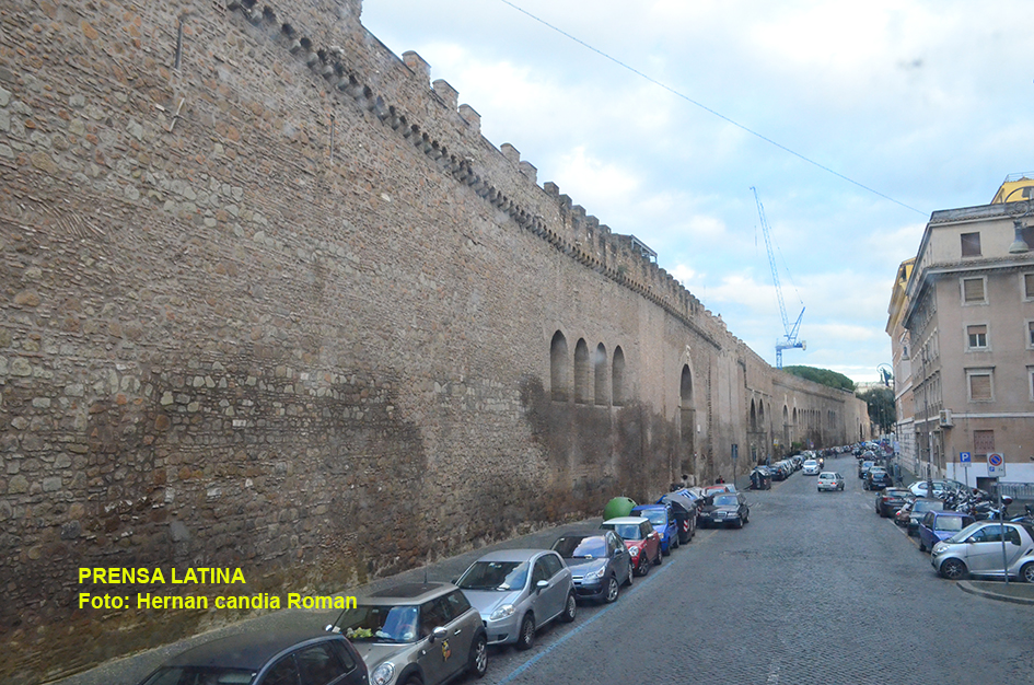 La gigantesca muralla que rodea al Vaticano