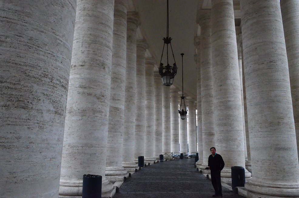 Las gigantescas columnas que circundan la Iglesia